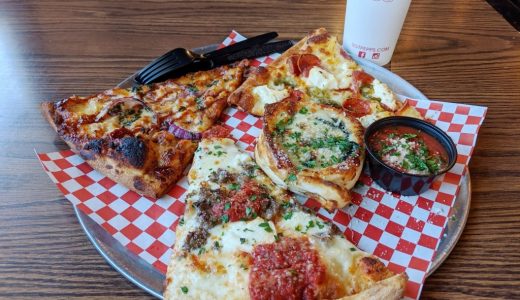 OC空港近くの【Sgt. Pepperoni's Pizza Store】はいろんな種類のピザが1スライスで頼めて楽しいところ♪